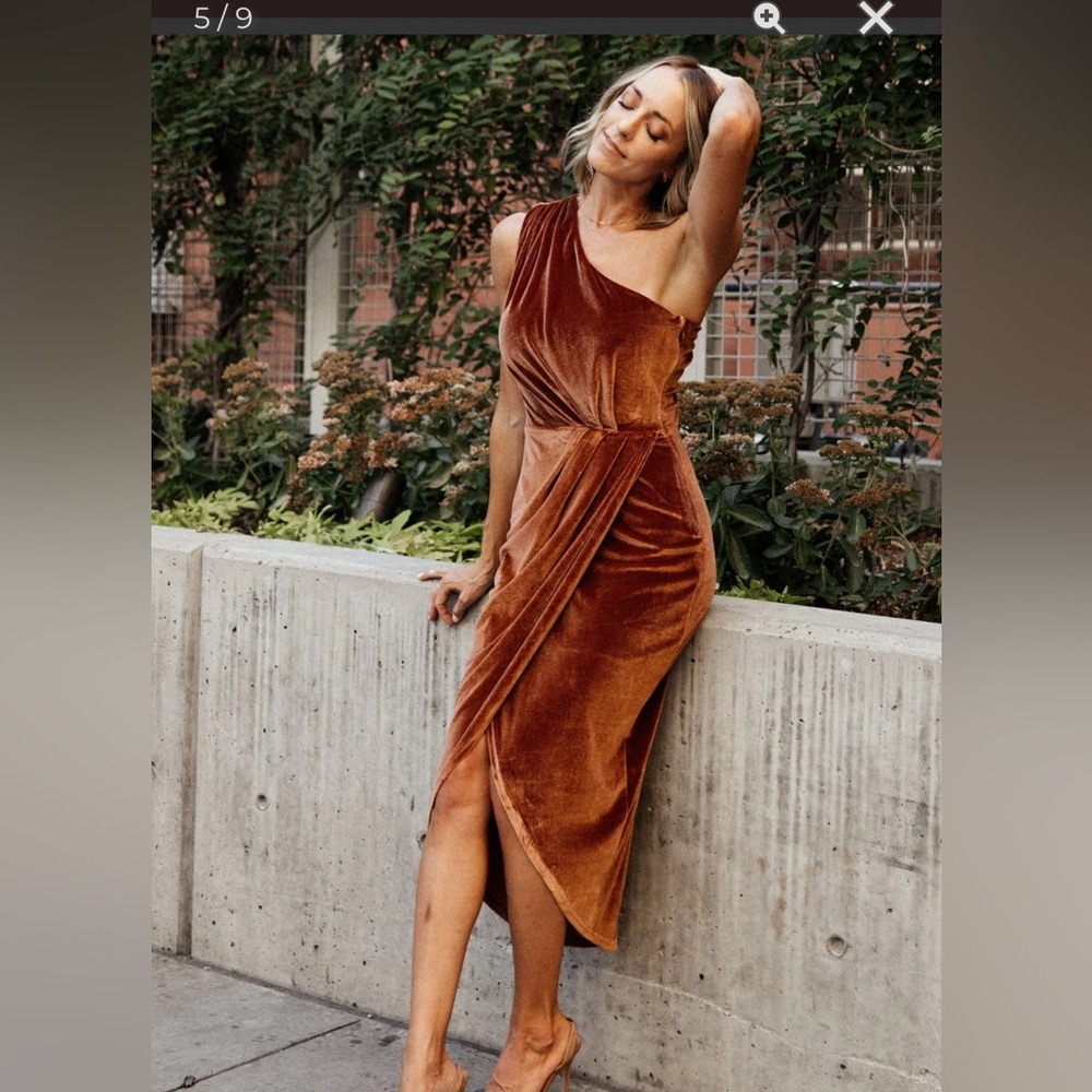 Baltic Born Kourtney Velvet One Shoulder Midi Dress (Size:Medium-Color:Spice)
